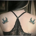 татуировка на лястовица на лопатката - пример за снимка 13