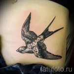 татуировка на лястовица на лопатката - пример за снимка 14