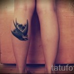 татуировка на лястовица на крака - пример за снимка 1