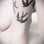 татуировка на лястовица на крака - пример за снимка 2