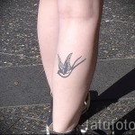 татуировка на лястовица на крака - снимка пример 3