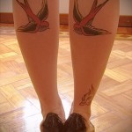 татуировка на лястовица на крака - пример за снимка 7