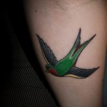 татуировка на лястовица на крака - пример за снимка 8