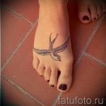 татуировка на лястовица на крака - снимка пример 10