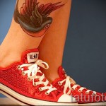 татуировка на лястовица на крака - снимка пример 15