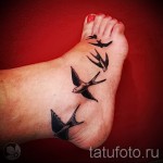 татуировка на лястовица на крака - пример за снимка 25