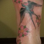 татуировка на лястовица на крака - пример за снимка 27