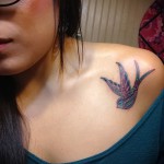 татуировка на лястовица на рамо - снимка пример 1