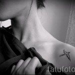 татуировка на лястовица на рамо - снимка пример 2