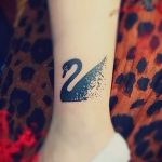 chernyj-lebed-tatu-primer-gotovoj-tatuirovki-7139-tatufoto-ru