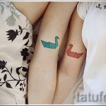 tatu-dva-lebedya-foto-primer-gotovoj-tatuirovki-6043-tatufoto-ru