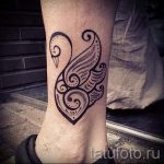 tatu-lebed-v-stile-trajbl-foto-primer-gotovoj-tatuirovki-1090-tatufoto-ru