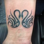 tatu-lebed-na-zapyaste-foto-primer-gotovoj-tatuirovki-3095-tatufoto-ru