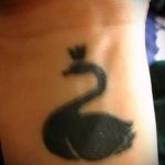 tatu-lebed-na-zapyaste-foto-primer-gotovoj-tatuirovki-8100-tatufoto-ru