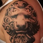oroszlánfej tetoválás (az emlékmű része)