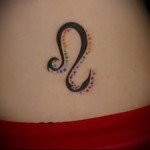 Oroszlán csillagjegy tetoválás a lány hasán