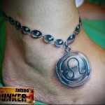 állatöv jel tetoválás oroszlán karkötőként a lábán