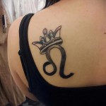 Horoszkóp Tetoválás Oroszlán Koronával Lány Vállpenge