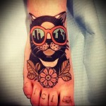 oroszlán tetoválása szemüveggel a lábak alján