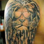 Oroszlán Tetoválás Szemüveggel Cigarettával