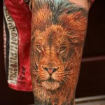 oroszlán tetoválás a lábán - nagy méretű