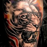 oroszlán tetoválás a lábán napszemüveggel