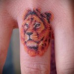 oroszlán tetoválás az ujján - színes változat