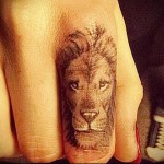 oroszlán tetoválás az ujján (index)