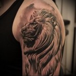 oroszlán tetoválás a vállán - büszke tekintet