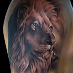 oroszlán tetoválás a vállán - gyönyörű lehetőség