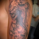 oroszlán tetoválás a vállán