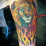 Tűz oroszlán tetoválás a karon