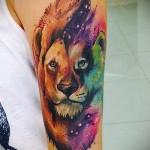oroszlán tetoválás a karon