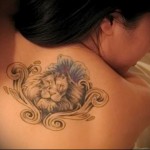 oroszlán tetoválás a hátán - lánynak