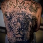 oroszlán tetoválás a hátán - nagyméretű rajz