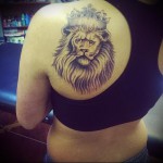 Oroszlán korona tetoválás a lapockán