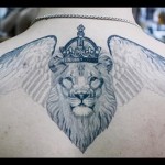 Oroszlán korona tetoválás és két szárny a hátán