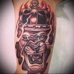 oroszlán tetoválás koronával és vigyorral