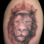 oroszlán tetoválás koronával, amelyet drágakövek díszítenek