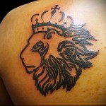 oroszlán tetoválás a lapockán - körvonal