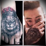 Oroszlán tetoválás koronával a karon (ökölben)