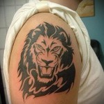 Oroszlán tetoválás fotó - a váll kontúrjain