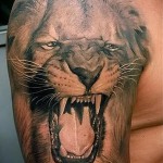 oroszlán tetoválás a vállán