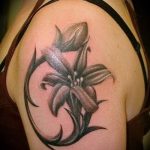 tatoveringer sort lilje - Fotoeksempel på tatoveringen 13072016 1