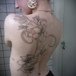 liljetatovering på ryggen - fotoeksempel på en tatovering fra 13072016 1