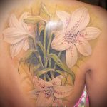 hvid liljetatovering - fotoeksempel på en tatovering fra 13072016 1
