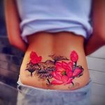 liljetatovering på lænden - fotoeksempel på en tatovering fra 13072016 2