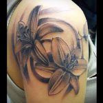 Lily tatovering ved hånden - fotoeksempel på en tatovering fra 13072016 2