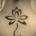 liljetatovering på halsen - fotoeksempel på en tatovering fra 13072016 1