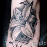 sort liljetatovering - fotoeksempel på en tatovering fra 13072016 1